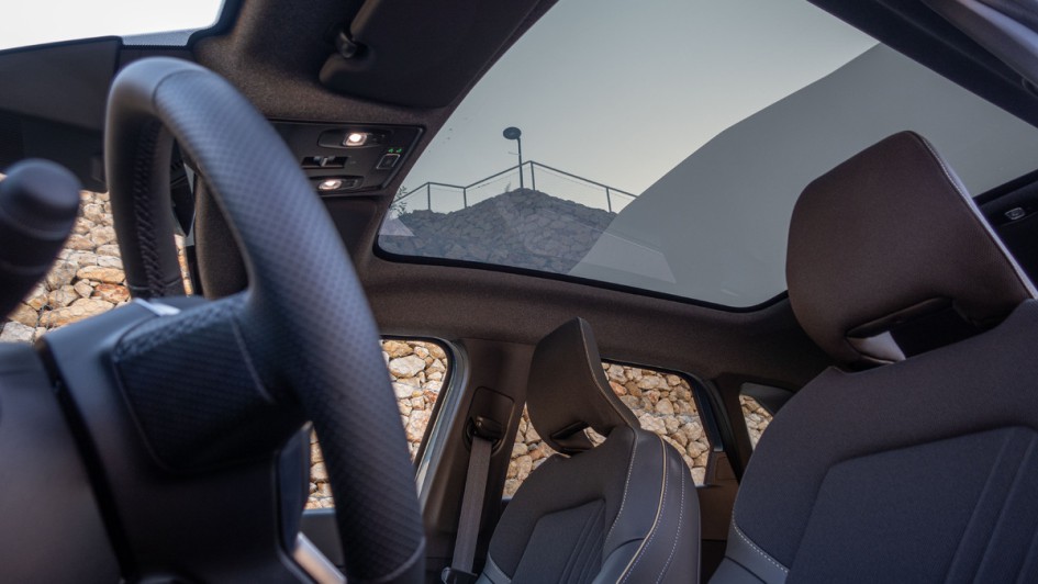 Renault Symbioz mit Glasdach, das sich auf Knopfdruck mit einer Art Milchglas überzieht