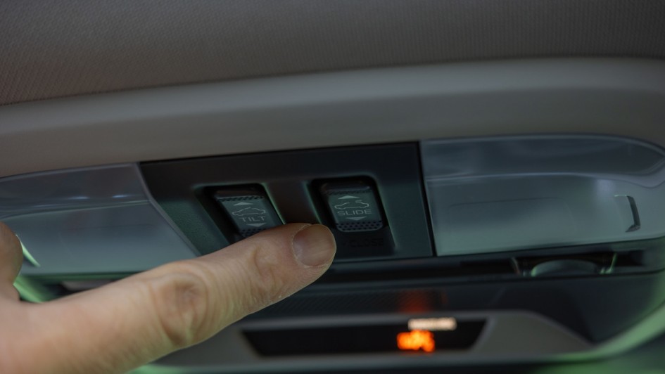 Zwei Schalter in der Dachkonsole zum Anheben und zum Öffnen des Schiebedachs im Subaru Crosstrek