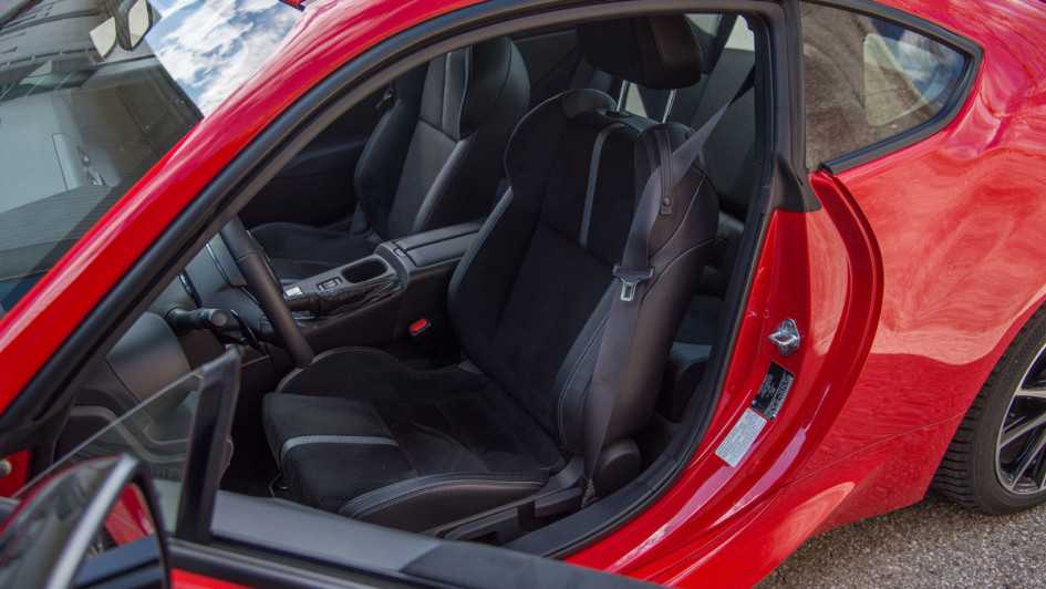 Toyota GR 86, Sportsitze in schwarz mit Alcantara bezogen, rahmenlose Fenster