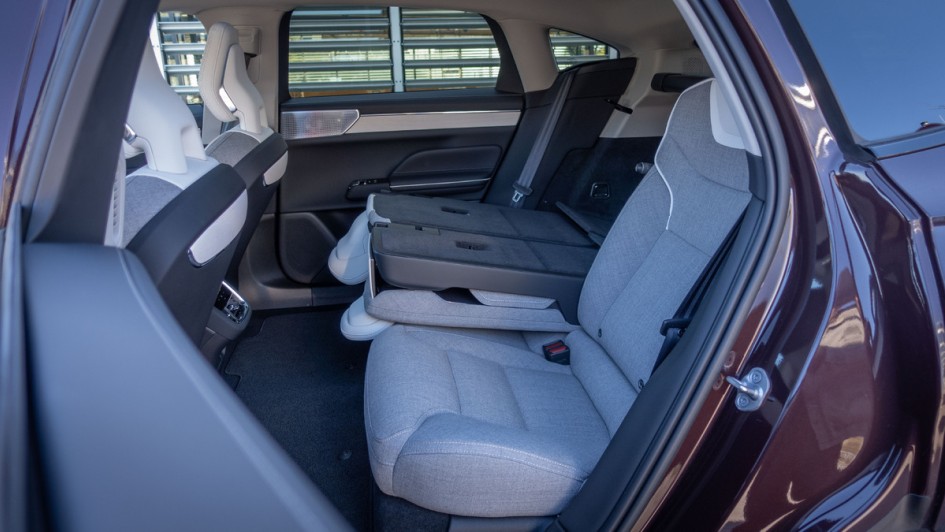 Umgeklappte Fondlehne im Volvo ES90