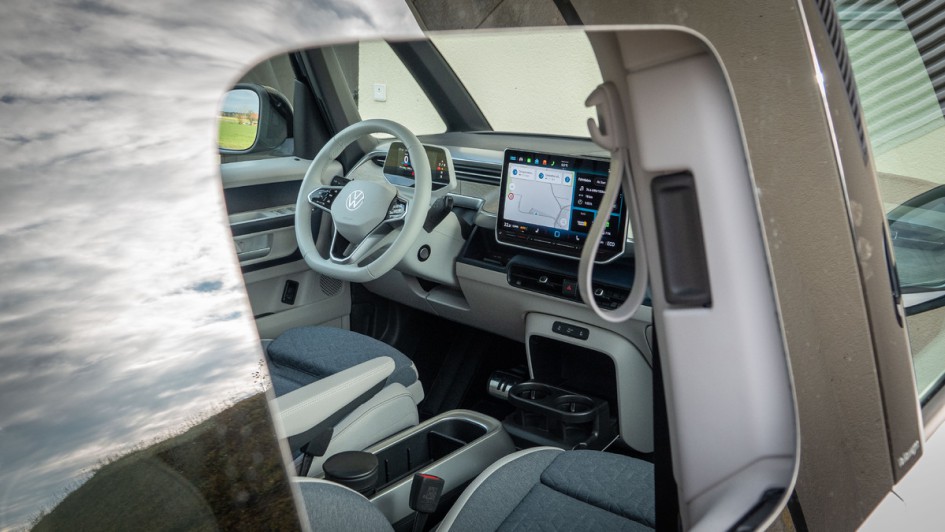 Schöne Einsicht durchs geöffnete Schiebefenster in der zweiten Reihe (funktioniert elektrisch).