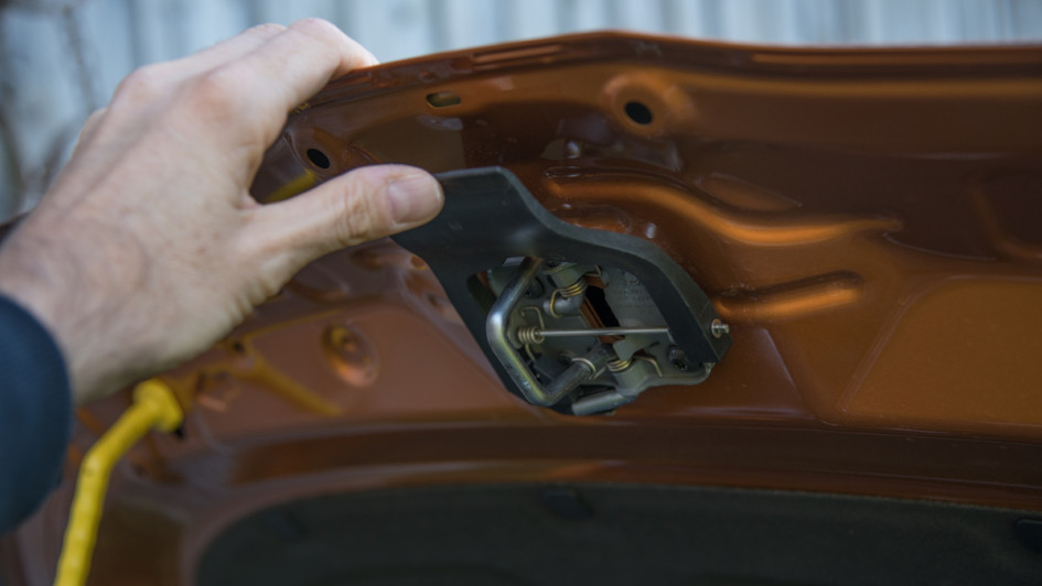 Skoda Fabia 2023 Motorhaube geöffnet, Griff zum entriegeln der Sicherungsstellung