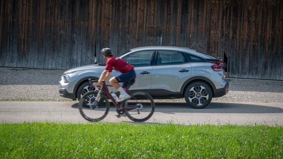 Radfahrer fährt am Citroen C4 You (2024) vorbei und dreht sich nochmal um