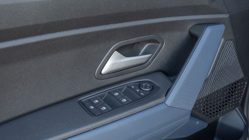 Türverkleidung auf der Fahrerseite des Dacia Duster mit Fensterhebern und Außenspiegel-Verstellmöglichkeit
