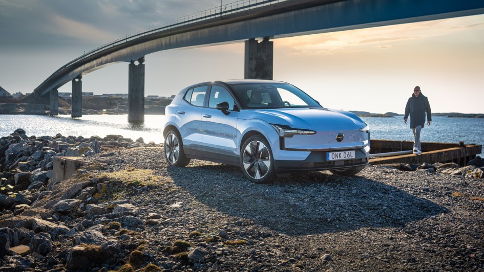 Volvo EX30 mit riesiger Brücke im Hintergrund