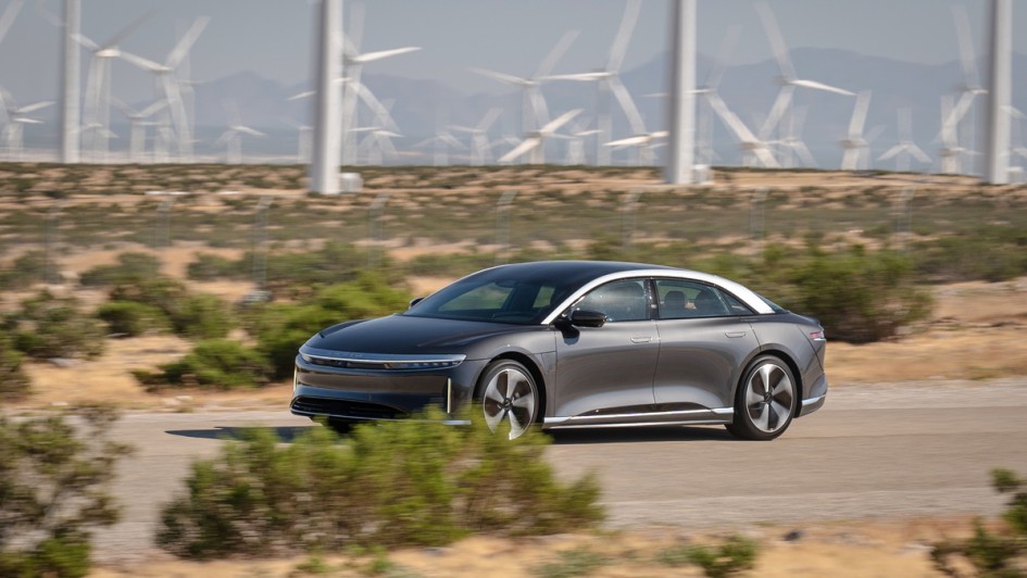 Lucid Air Touring Seitenaufnahme während der Fahrt durch die Wüste von Arizona