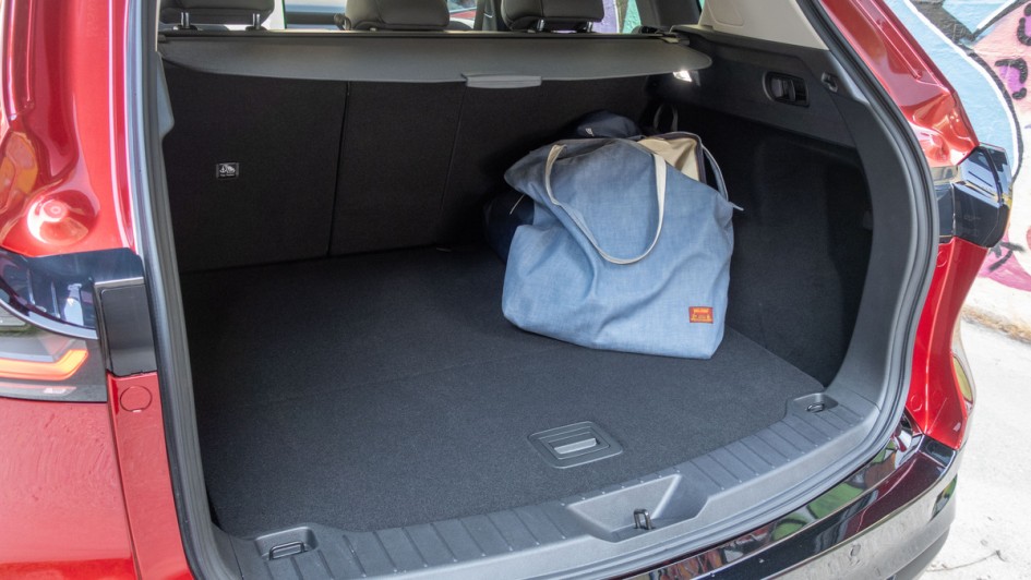 Kofferraum mit darin liegender Jeanstasche des Mazda CX-5