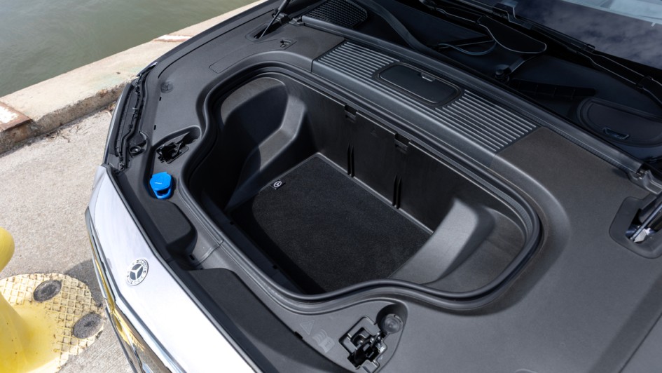 Foto vom Frunk im Mercedes C 400 4Matic elektrisch