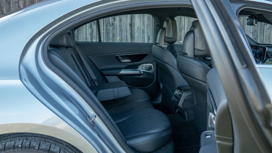 Foto durch die geöffnete Fondtür auf die Rückbank des Mercedes E 450