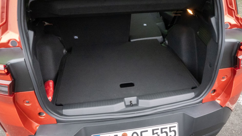 Schlaufe an der Rückbanklehne zum Umklappen der Lehne im Opel Frontera