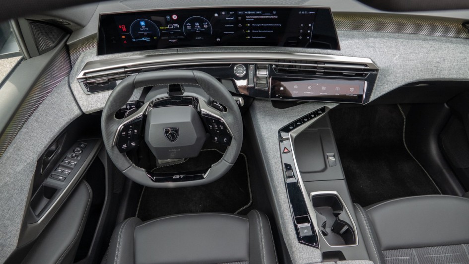Gesamtansicht des Cockpits vom Peugeot E-5008, aufgenommen durchs geöffnete Schiebedach