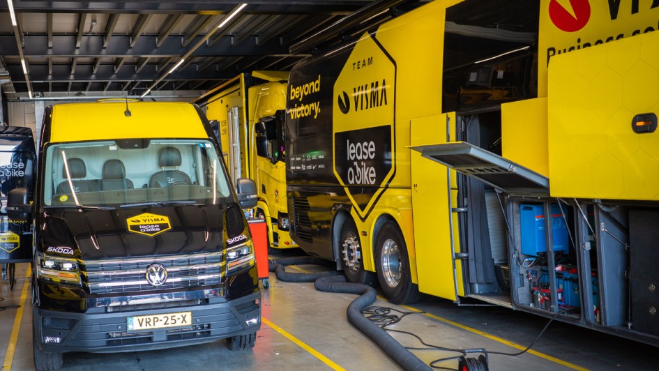 VW Crafter vom Team Visma Lease a Bike steht in der Halle und wird beladen, um startklar für die Tour de France zu sein