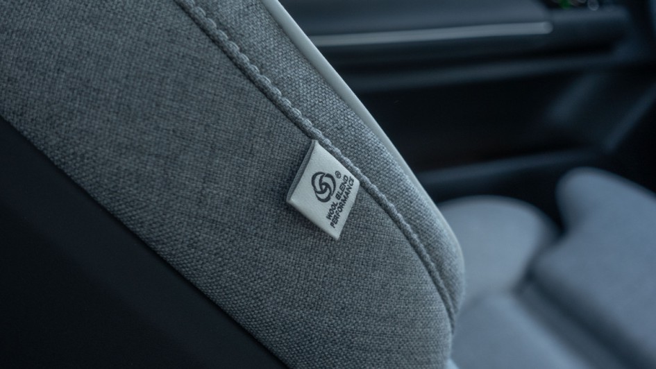 Kleines Fähnchen am Sitz mit dem Hinweis, dass es sich um einen speziellen Bezug mit Wollanteil handelt.