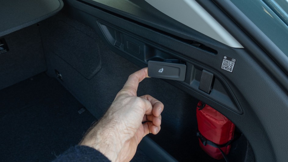 Hebel zum Umlegen der Rückbanklehne im VW Passat-Kofferraum