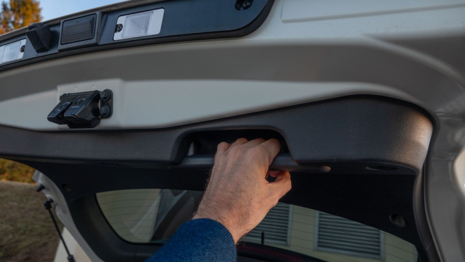 Bügelgriff zum Zuziehen der Heckklappe des KGM Tivoli