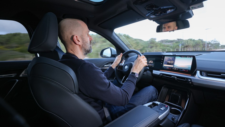 Fahrer sitzt am Steuer des BMW iX2