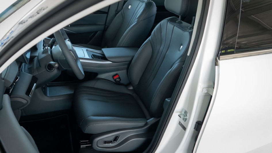 Vordersitz auf der Fahrerseite des Geely E5