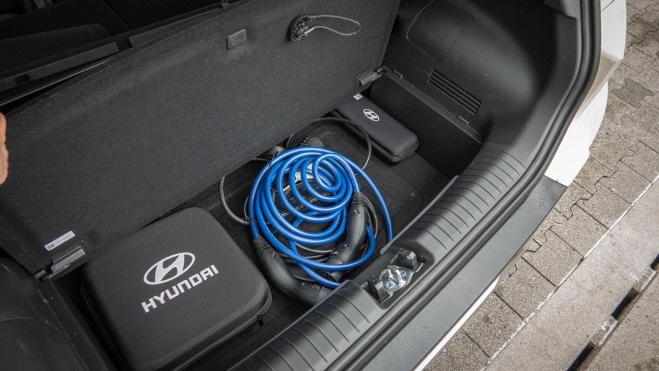Unterbodenfach für Ladekabel und Kleinzeug im Hyundai Inster