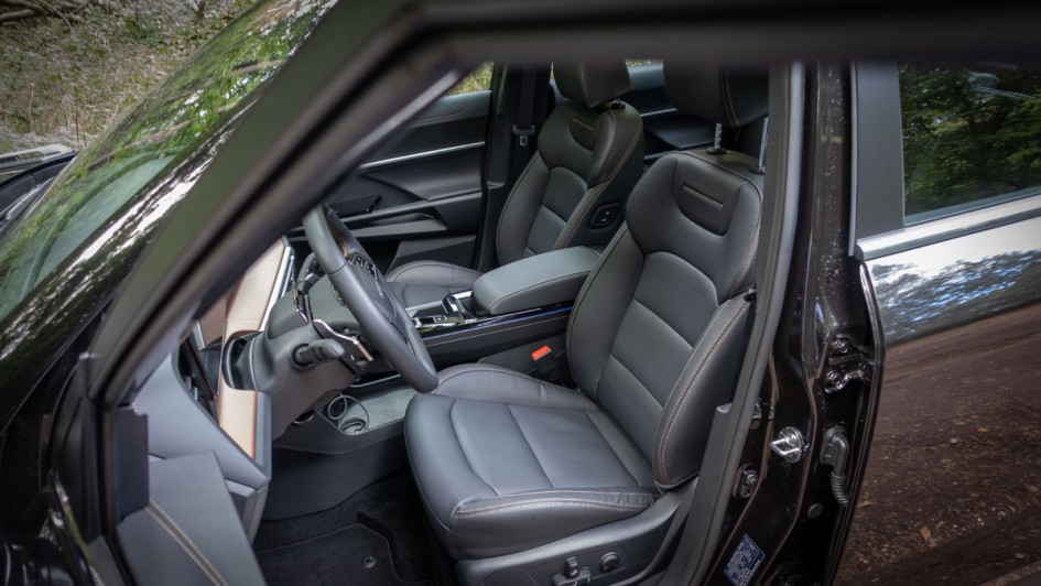 Fahrersitz im KGM Musso EV mit schwarzer Innenausstattung