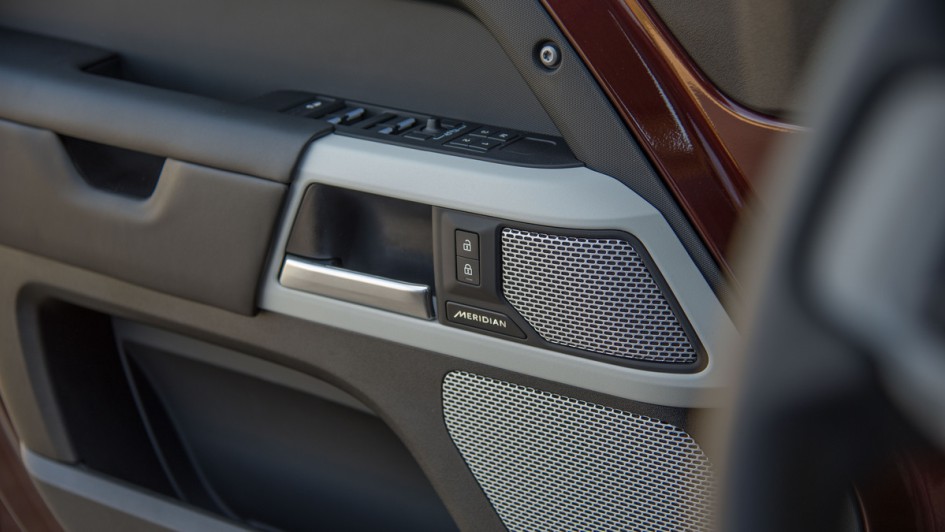 Foto vom Türgriff innen mit kleinem Lautsprecher des Meridian Soundsystems