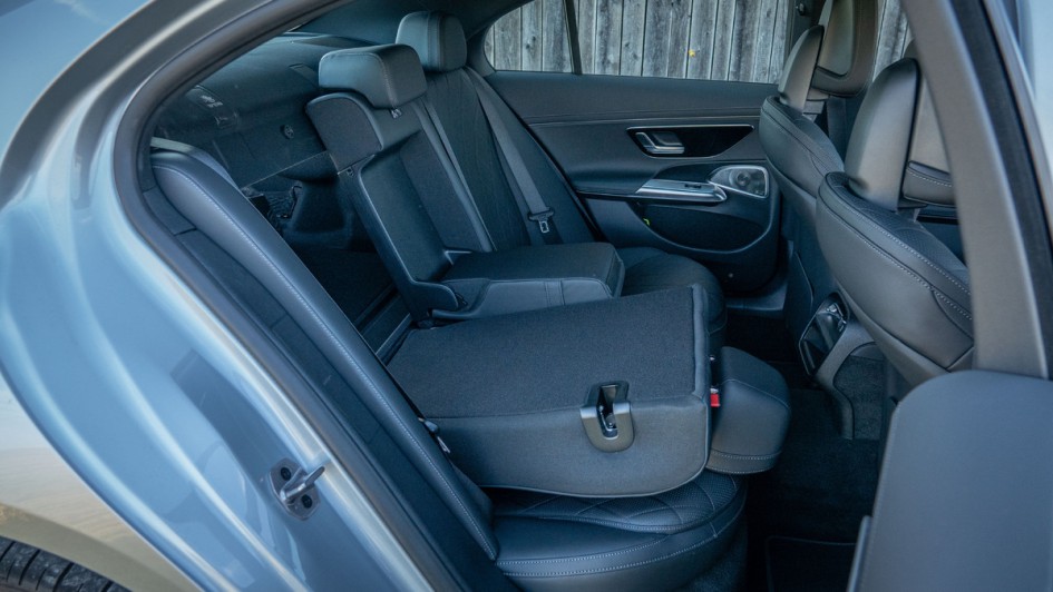 Umgeklappter Rücksitz in der Mercedes E-Klasse