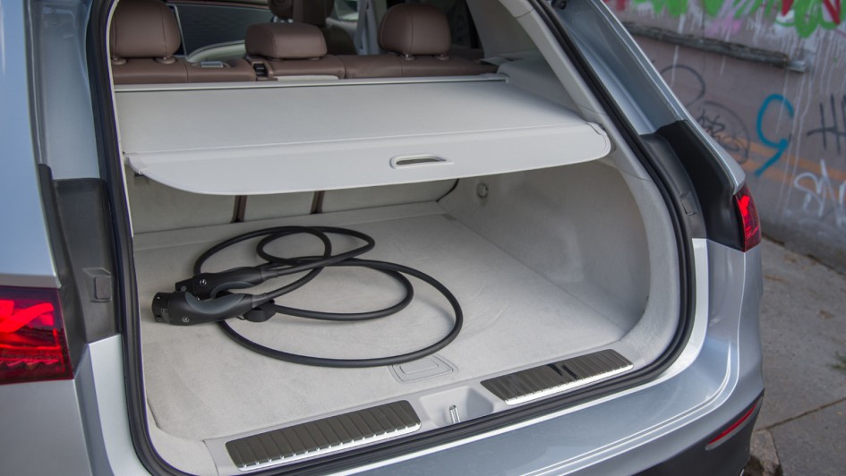 Kofferraumfoto Mercedes EQE SUV mit hellem Teppich, Ladekabel liegt im Kofferraum