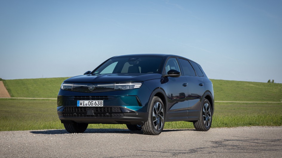 Foto vom kompletten Opel Grandland 2025 von vorn schräg aufgenommen