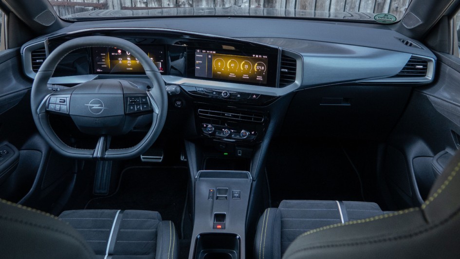 Gesamtansicht des Opel Mokka GSE Cockpits von der Rückbank aufgenommen