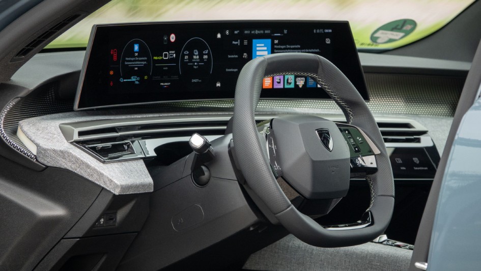 Foto des Lenkrads und Kombiinstruments im Peugeot 5008 von der Fahrertür aus fotografiert