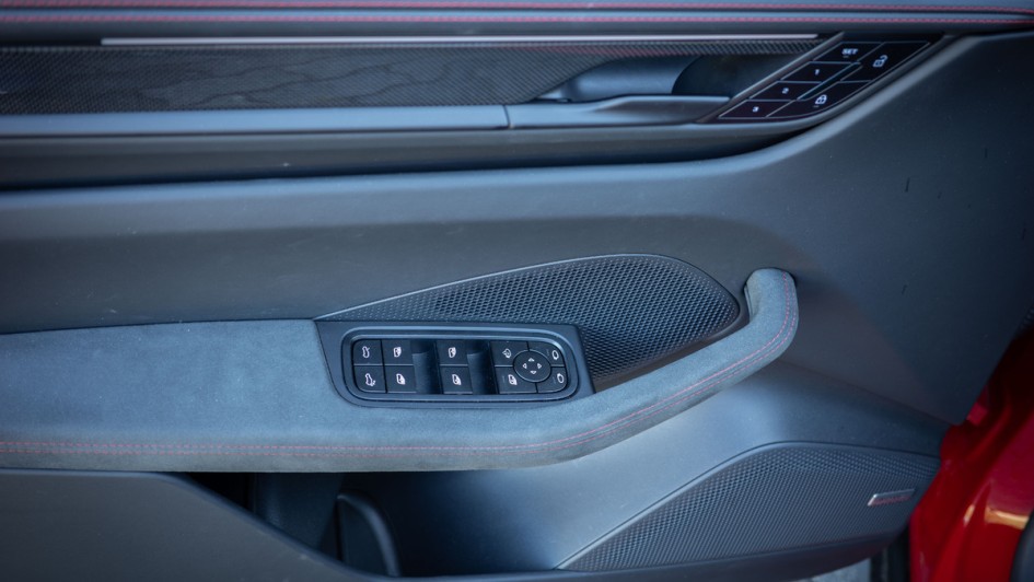 Türverkleidung, bezogen mit Race-Tex im Porsche Macan GTS