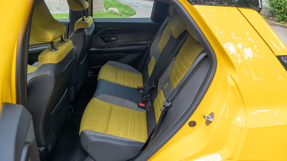 Ruecksitzbank im R5 mit gelb-grauem Sitzbezug