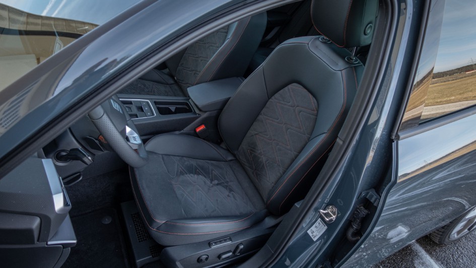 Vordersitze mit Stoff Dinamica im Seat leon 2025