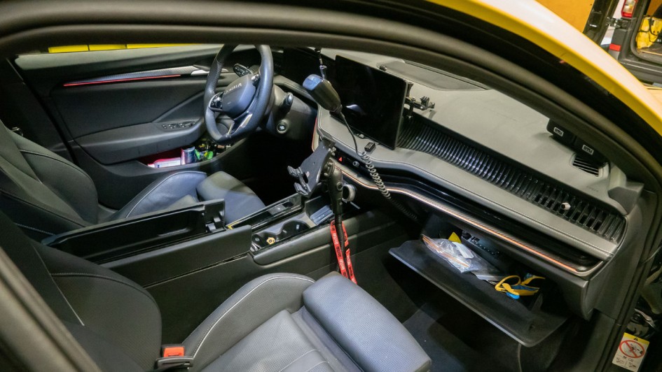 Detailfoto des Innenraums eines Skoda Superb Combi vom Team Visma Lease a Bike