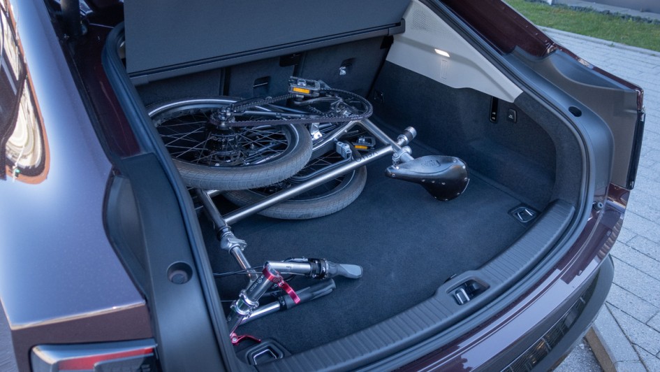 Kofferraum des Volvo ES90 mit darin zusammengefaltetem Vello Klapprad