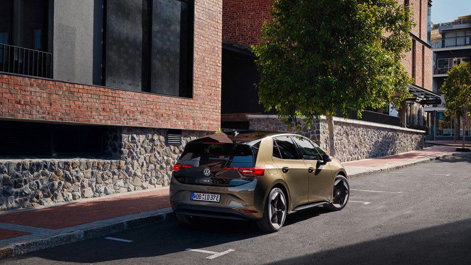 14_VW_ID.3_Facelift_Strasse_von_hinten