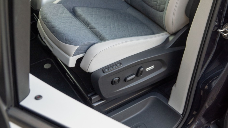 Die AGR-Sitze im VW ID.Buzz Pro lassen sich elektrisch justieren und können mittels Memory-Taste zwei Positionen abspeichern.