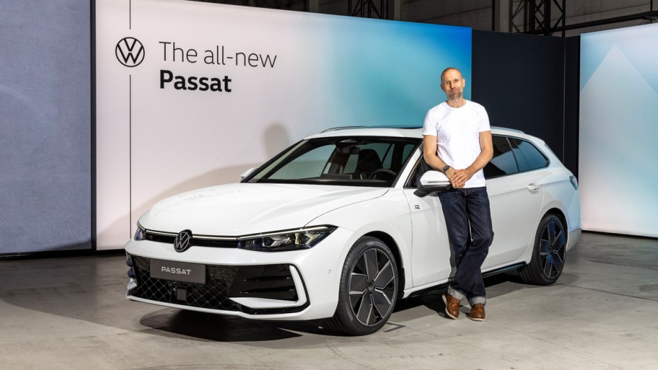 Fotoaufnahme des VW Passat Variant B9 im Studio mit Michael Blumenstein davor, Passat ist in weiß mit Ausstattungslinie R-Line
