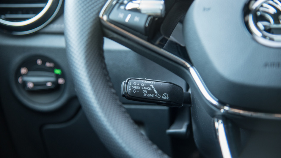 Skoda Fabia 2023 Tempomat mit ACC an Lenksäule. Lichtschalter ist noch zum Drehen