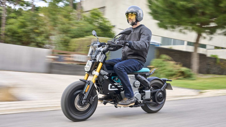 BMW CE 02 fahrend von rechts nach links