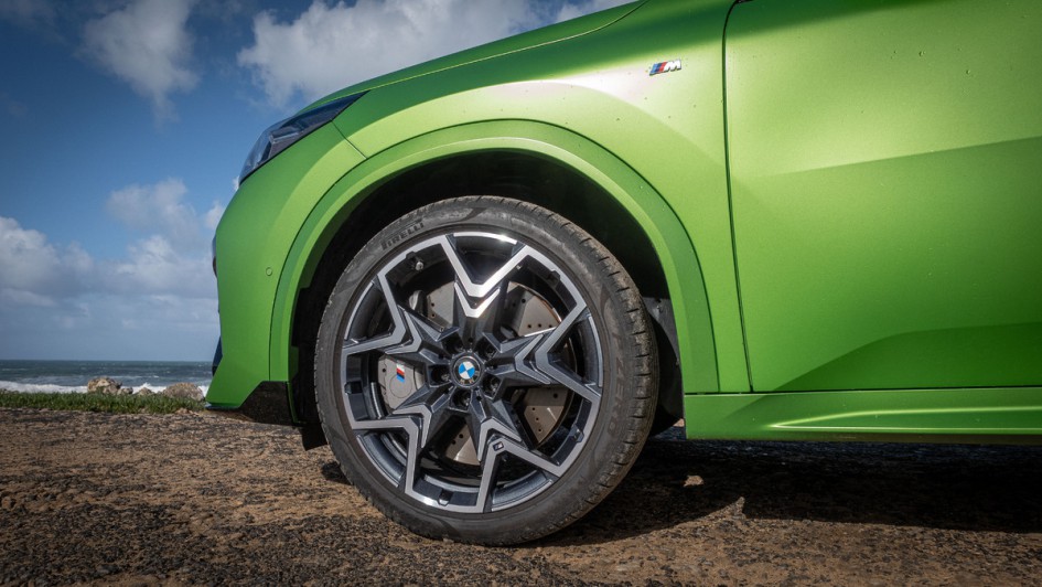 20-Zoll-Rad mit Sportbremse im BMW X2 M35 aus dem Jahr 2024