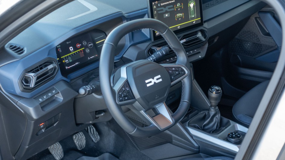Foto von der Fahrerseite außen auf das Lenkrad des Dacia Duster 2025