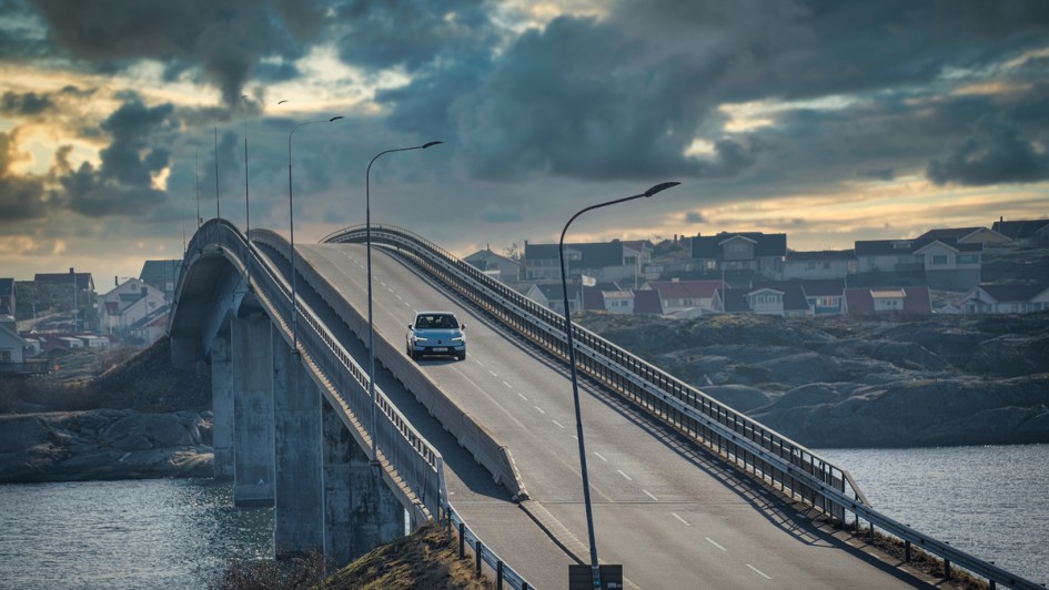 Volvo EX30  fahrend auf einer sehr großen Brücke