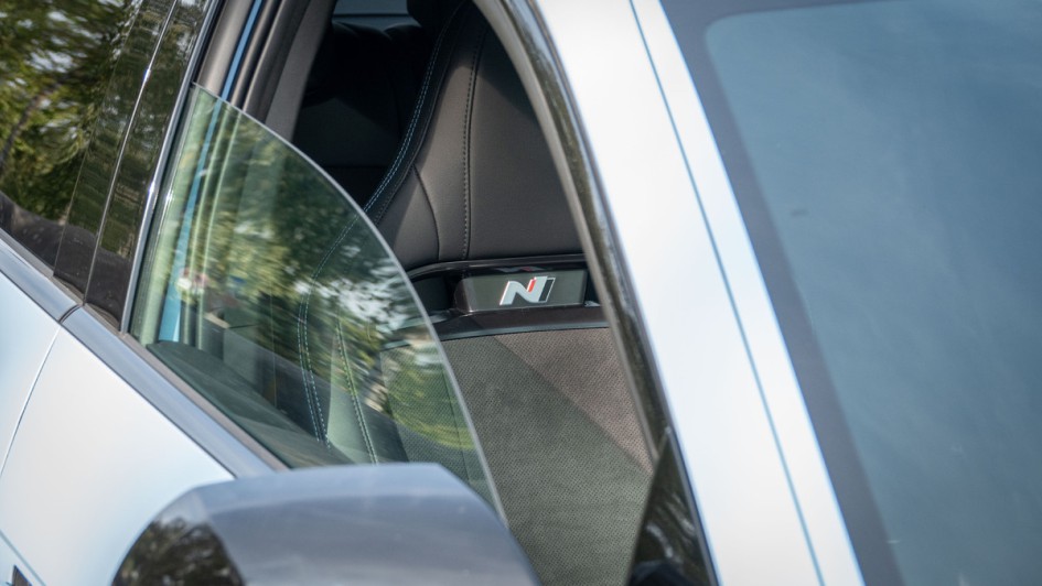 Das kleine N-Emblem ist an vielen Stellen im Hyundai Ioniq 5 N zu finden, wie hier an der integrierten Kopfstütze.