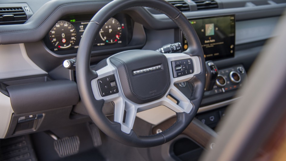 Foto durch die geöffnete Fahrertür aufs Cockpit