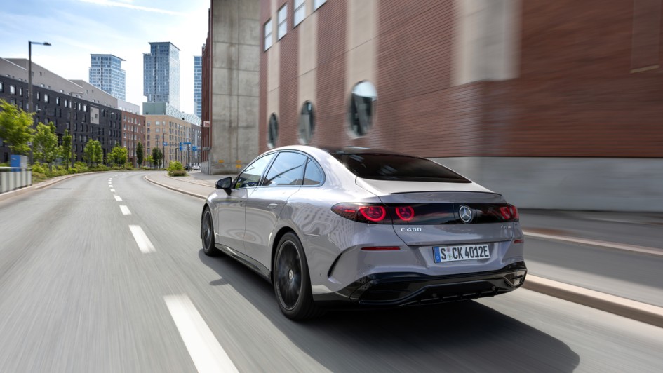 C-Klasse elektrisch von hinten während der Fahrt in Helsinki fotografiert