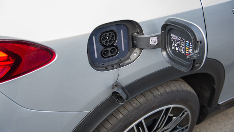 Mercedes EQE SUV Ladeklappe. Foto von geöffneter Klappe des Ladeanschlusses, über die mit 11 kW, 22 kW und 170 kW geladen werden kann
