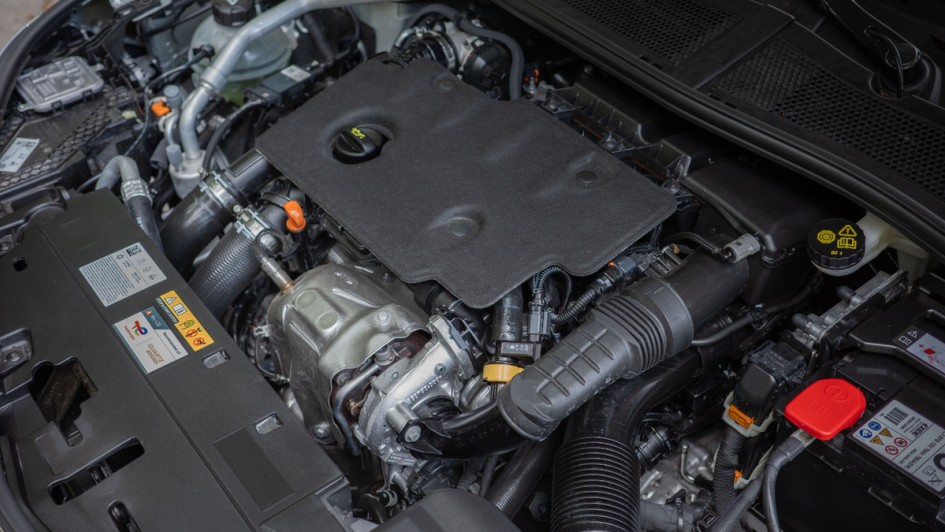 Foto des Dieselmotors im Motorraum des Opel Astra 1.5d