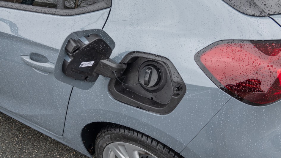 Tankdeckel auf der linken Seite im Opel Corsa 2024