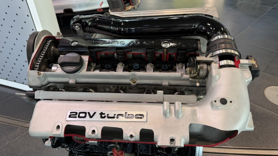 15_Technisches_Kunstwerk_mit_Kultstatus_-_Der_Audi-Funfzylinder_-_Foto_autodrom.jpeg