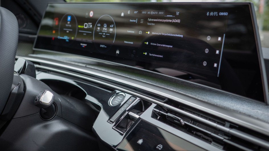 Gesamter 53-Zoll-Bildschirm im Peugeot E-5008 auf einem Foto